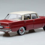 Mercedes 200 W110 Punane Norev 1:18 - image 3 of 7