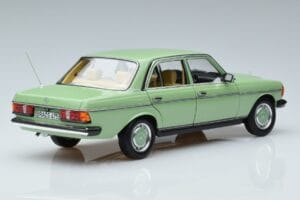 Mercedes 200 W123 Roheline Norev 1:18 183796 Metall - pilt 3/7