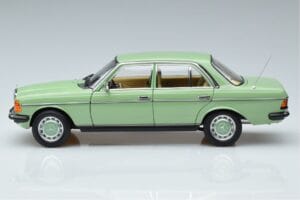 Mercedes 200 W123 Roheline Norev 1:18 183796 Metall - pilt 4/7