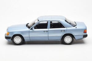 Mercedes 230E W124 Helesinise Metallic Norev 1:18 183945 Metall - pilt 4/8