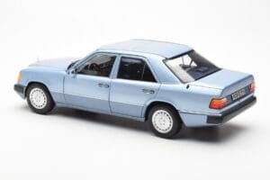 Mercedes 230E W124 Helesinise Metallic Norev 1:18 183945 Metall - pilt 7/8