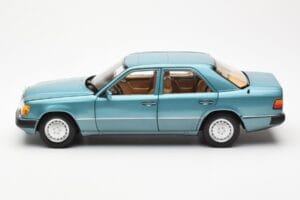 Mercedes 230E W124 Beryl Metallic Edasimüüja Väljaanne Norev 1:18 B66040698 Metall - pilt 4/8