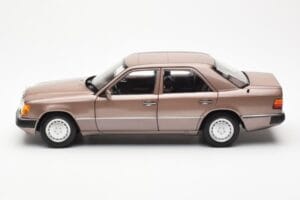 Mercedes 230E W124 Rosewood Metallic Edasimüüja Väljaanne Norev 1:18 B66040697 Metall - pilt 4/8