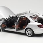 Mercedes C-Class W204 Avantgarde Hõbedane AUTOart 1:18 - image 5 of 8