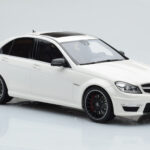 Mercedes C63 AMG W204 Valge GT Spirit 1:18 - image 4 of 6