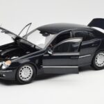 Mercedes E-Class W211 Sinine Metallic Kyosho 1:18 - image 2 of 8