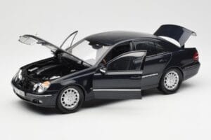 Mercedes E-Class W211 Sinine Metallic Kyosho 1:18 B66962147 Metall - pilt 2/8