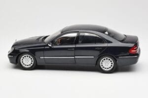 Mercedes E-Class W211 Sinine Metallic Kyosho 1:18 B66962147 Metall - pilt 4/8