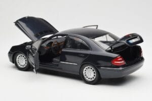 Mercedes E-Class W211 Sinine Metallic Kyosho 1:18 B66962147 Metall - pilt 5/8