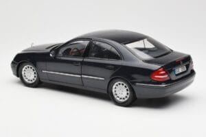 Mercedes E-Class W211 Sinine Metallic Kyosho 1:18 B66962147 Metall - pilt 7/8