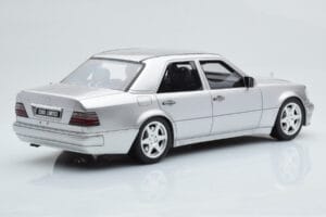 Mercedes E500 W124 Hõbedane Otto 1:18 OT623 Vaik - pilt 2/6