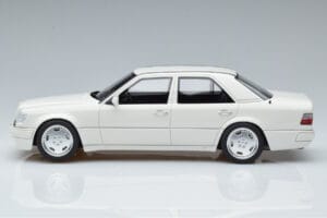 Mercedes E60 AMG W124 Valge Otto 1:18 B66040640 Vaik - pilt 3/6