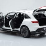 Mercedes EQC 400 Diamond Valge NZG 1:18 - image 5 of 8