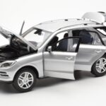 Mercedes M-Class W166 Iridium Hõbe Metallik Minichamps 1:18 - image 2 of 8
