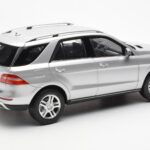 Mercedes M-Class W166 Iridium Hõbe Metallik Minichamps 1:18 - image 3 of 8