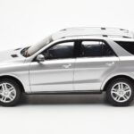 Mercedes M-Class W166 Iridium Hõbe Metallik Minichamps 1:18 - image 4 of 8