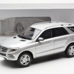 Mercedes M-Class W166 Iridium Hõbe Metallik Minichamps 1:18 - image 8 of 8
