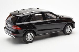 Mercedes M-Class W166 Obsidian Must Metallik Minichamps 1:18 B66960063 Metall - pilt 3/8