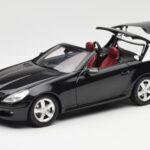 Mercedes SLK R171 Obsidian Must Metallic Minichamps 1:18 - image 2 of 9
