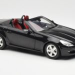 Mercedes SLK R171 Obsidian Must Metallic Minichamps 1:18 - image 7 of 9