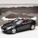 Mercedes SLK R171 Obsidian Must Metallic Minichamps 1:18 - image 9 of 9