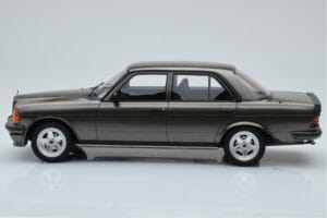Mercedes W123 AMG 280 Hall Otto 1:18 OT750 Vaik - pilt 3/6