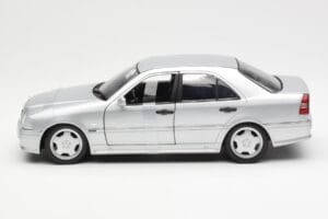 Mercedes C36 AMG W202 Hõbedane UT Models 1:18 180035000 Metall - pilt 3/6