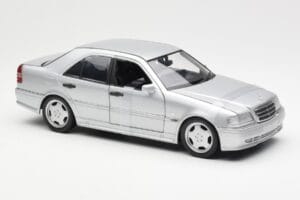 Mercedes C36 AMG W202 Hõbedane UT Models 1:18 180035000 Metall - pilt 4/6