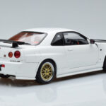 Nissan Skyline GT-R R34 Nismo Z-Tune Valge MotorHelix 1:18 - image 3 of 11
