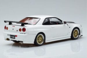 Nissan Skyline GT-R R34 Nismo Z-Tune Valge MotorHelix 1:18 M83407 Metall - pilt 3/11