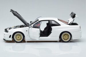 Nissan Skyline GT-R R34 Nismo Z-Tune Valge MotorHelix 1:18 M83407 Metall - pilt 4/11