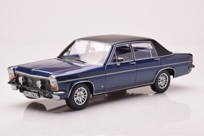 Opel Diplomat B Tumesinine Metallik MCG 1:18