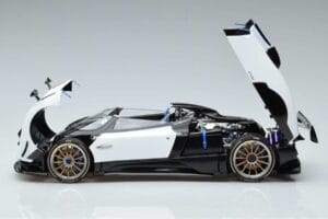 Pagani Zonda HP Barchetta Carbon Fiber Valge LCD 1:18 LCD18009-WH Metall - pilt 4/9