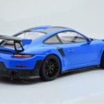Porsche 911 GT2 RS 991.2 Weissach Package Sinine Mustad Magneesiumveljed Minichamps 1:18 - image 2 of 6