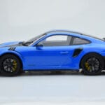 Porsche 911 GT2 RS 991.2 Weissach Package Sinine Mustad Magneesiumveljed Minichamps 1:18 - image 3 of 6