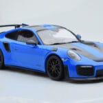 Porsche 911 GT2 RS 991.2 Weissach Package Sinine Mustad Magneesiumveljed Minichamps 1:18 - image 4 of 6