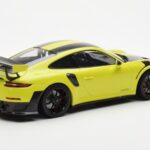 Porsche 911 991.2 GT2 RS Heleroheline Mustade Magneesiumvelgedega Minichamps 1:18 - image 2 of 6