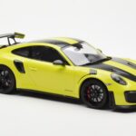 Porsche 911 991.2 GT2 RS Heleroheline Mustade Magneesiumvelgedega Minichamps 1:18 - image 4 of 6