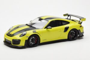 Porsche 911 991.2 GT2 RS Heleroheline Mustade Magneesiumvelgedega Minichamps 1:18