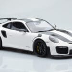 Porsche 911 GT2 RS 991.2 Weissach Package Valge Mustad Magneesiumveljed Minichamps 1:18 - image 4 of 6