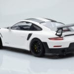 Porsche 911 GT2 RS 991.2 Weissach Package Valge Mustad Magneesiumveljed Minichamps 1:18 - image 5 of 6
