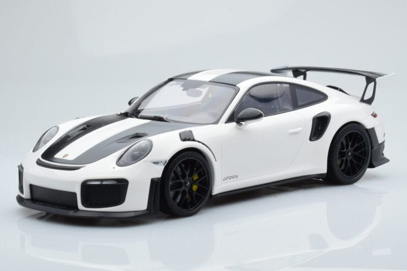 Porsche 911 GT2 RS 991.2 Weissach Package Valge Mustad Magneesiumveljed Minichamps 1:18