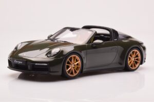 Porsche 911 992 Targa 4S Oliivroheline GT Spirit 1:18