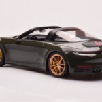 Porsche 911 992 Targa 4S Oliivroheline GT Spirit 1:18 - image 5 of 6