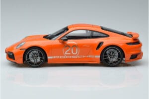 Porsche 911 992 Turbo S China 20th Anniversary Oranž Minichamps 1:18 155069171 Metall - pilt 3/6