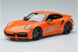 Porsche 911 992 Turbo S China 20th Anniversary Oranž Minichamps 1:18