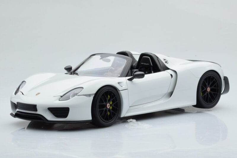 Porsche 918 Spyder Weissach Package Valge Mustade Velgedega Minichamps 1:18