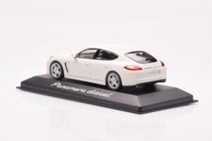 Porsche Panamera 970 Diesel Carrara Valge Minichamps 1:43 WAP0200090C Metall - pilt 3/4