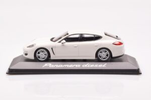 Porsche Panamera 970 Diesel Carrara Valge Minichamps 1:43