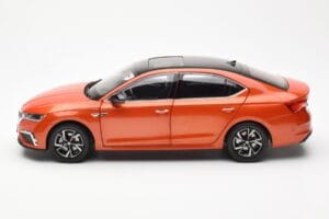 Skoda Octavia Pro Oranž FAW 1:18 ZMR000006ORA Metall - pilt 4/8